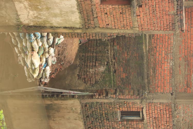 Jamshedpur News : सरजामदा-शंकरपुर मेन रोड तालाब में तब्दील, आवागमन बाधित