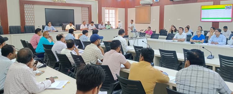 लोकतांत्रिक प्रक्रिया को सशक्त बनाने में सक्रिय सहभागिता निभाएं : डीएम