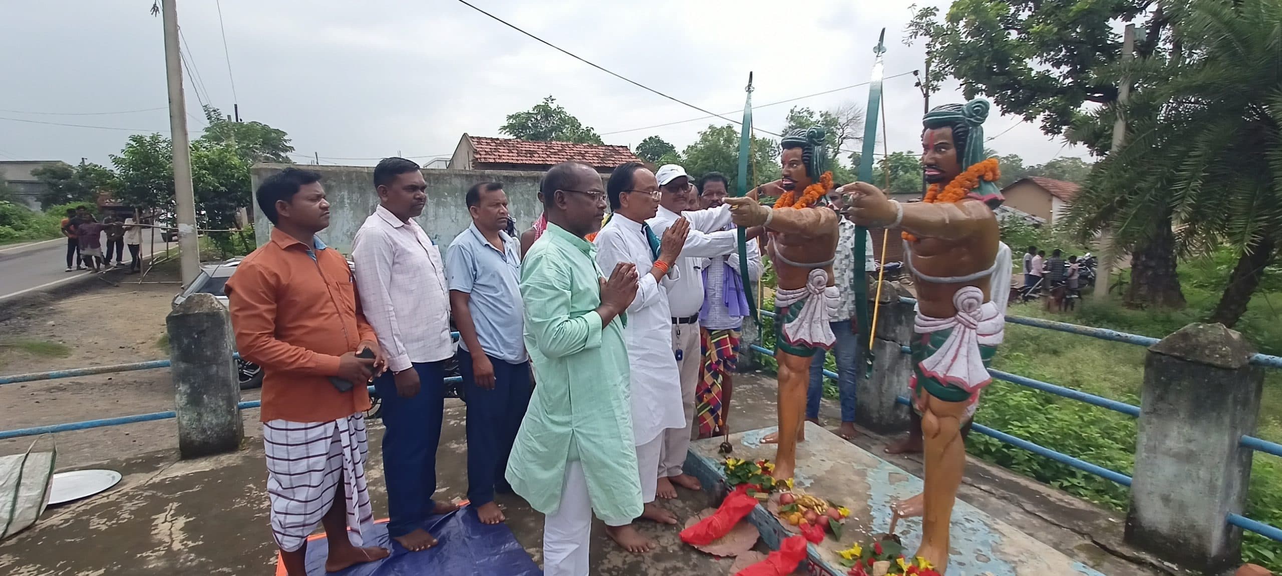 मुर्गाबनी चौक पर हूल नायकों की प्रतिमा पर किया माल्यार्पण