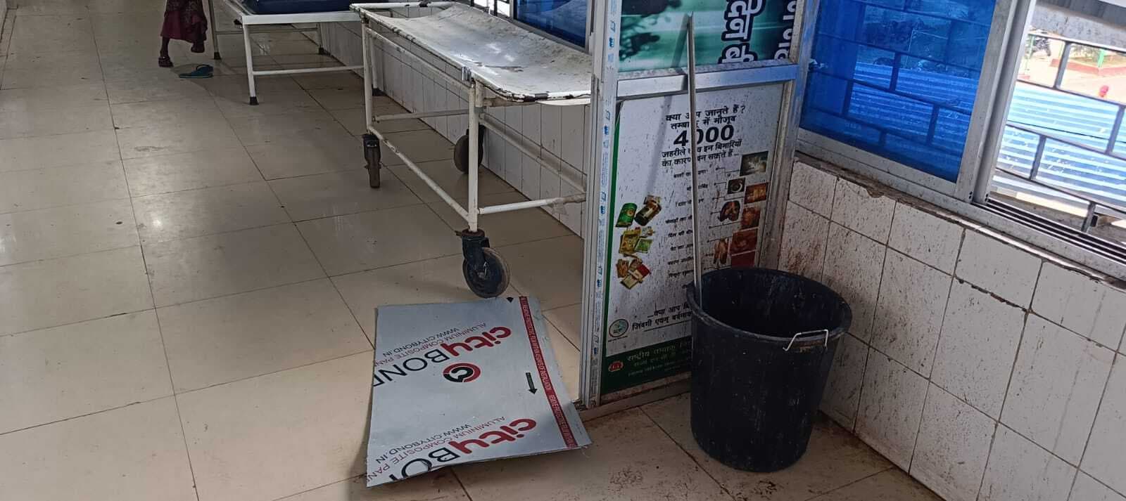 प्रसव के कुछ घंटे के बाद महिला की मौत, परिजनों ने अस्पताल में की तोड़फोड़