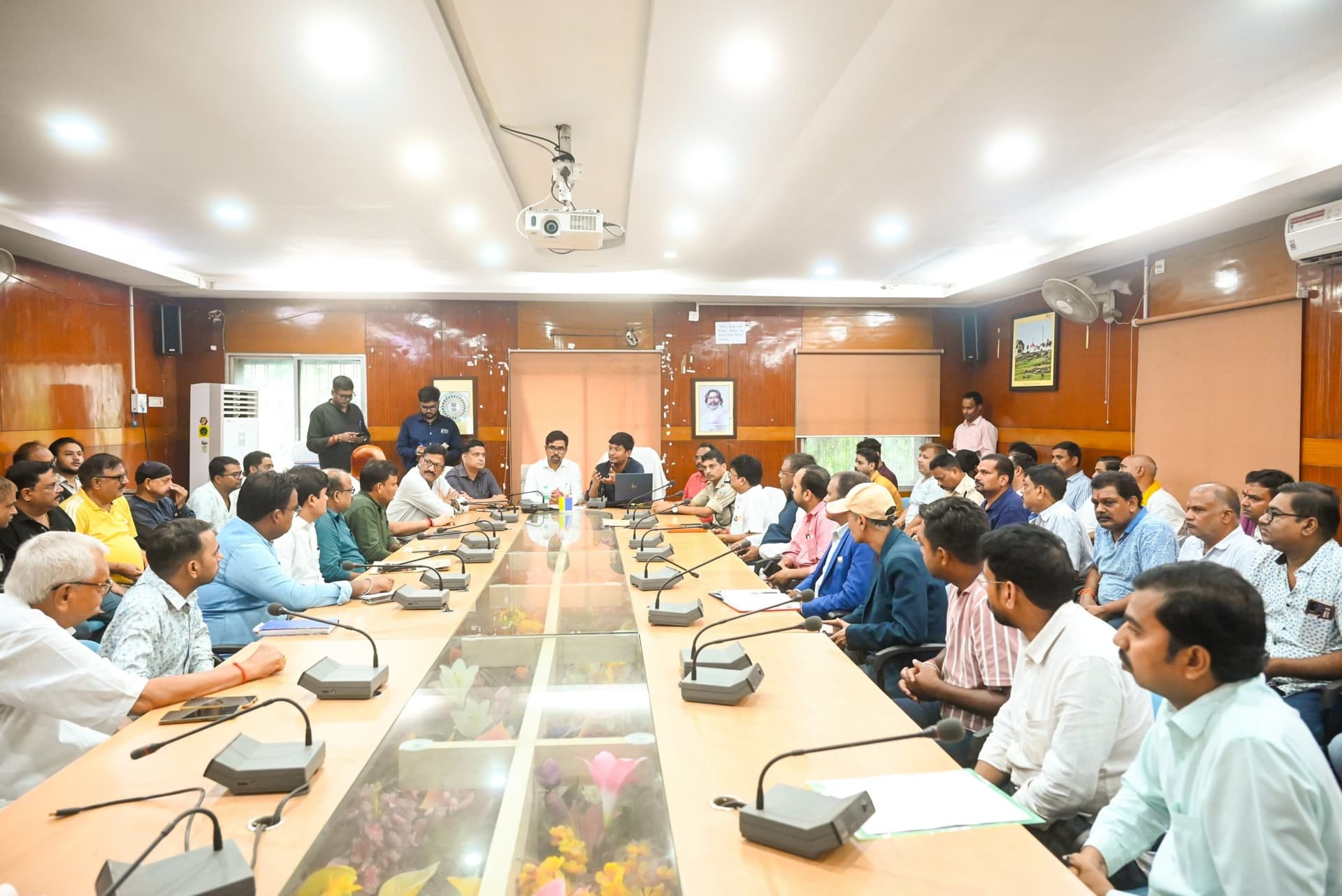 Deoghar News : पेड़ा-चूड़ा और होटल की दरों पर सहमति, डीसी ने गुणवत्ता और स्वच्छता पर दिया जोर