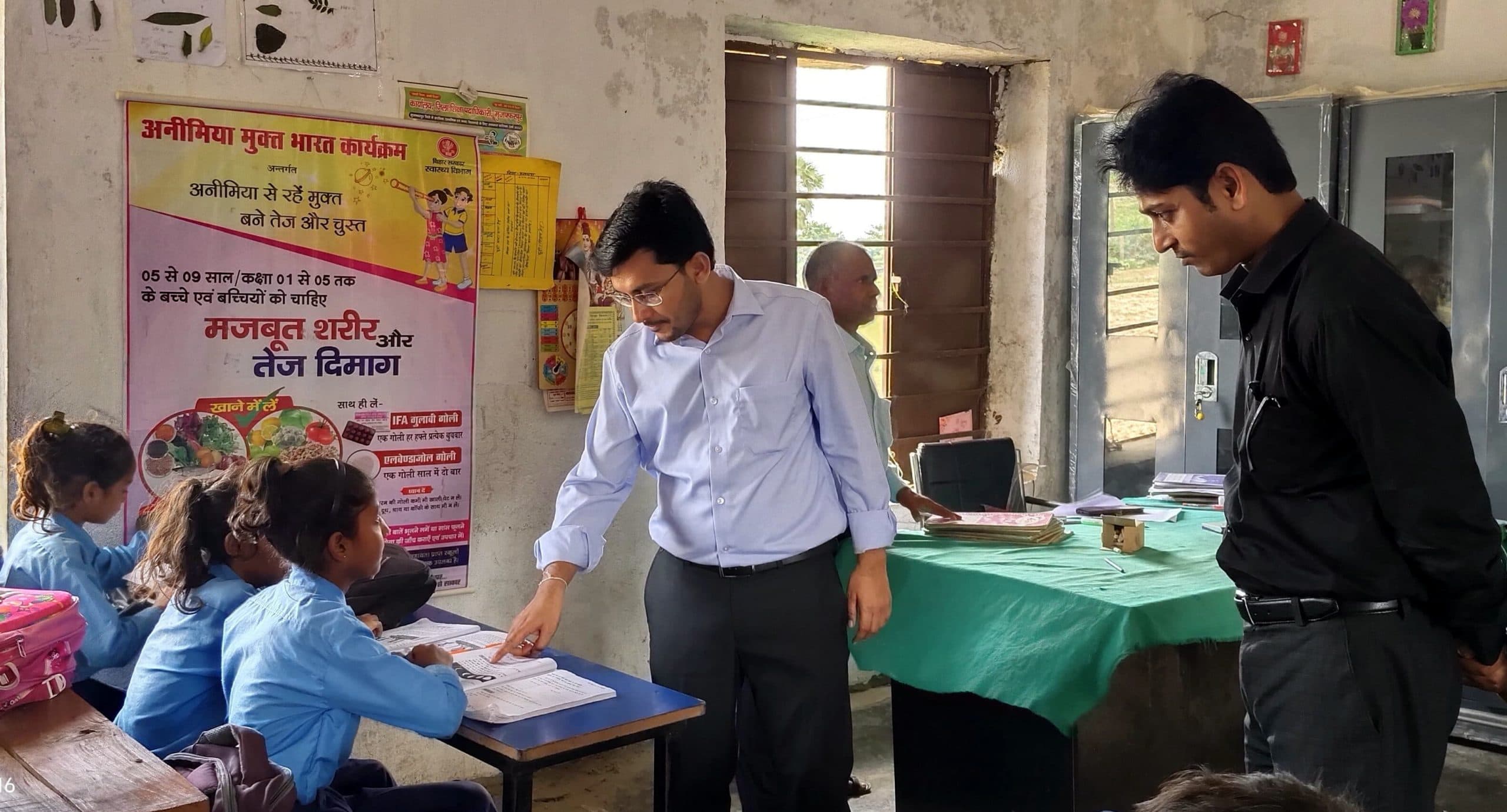 डीएम ने बच्चों को सुनाया बालगीत,  चंदा मामा दूर के, पुए पकाए गुड़ के