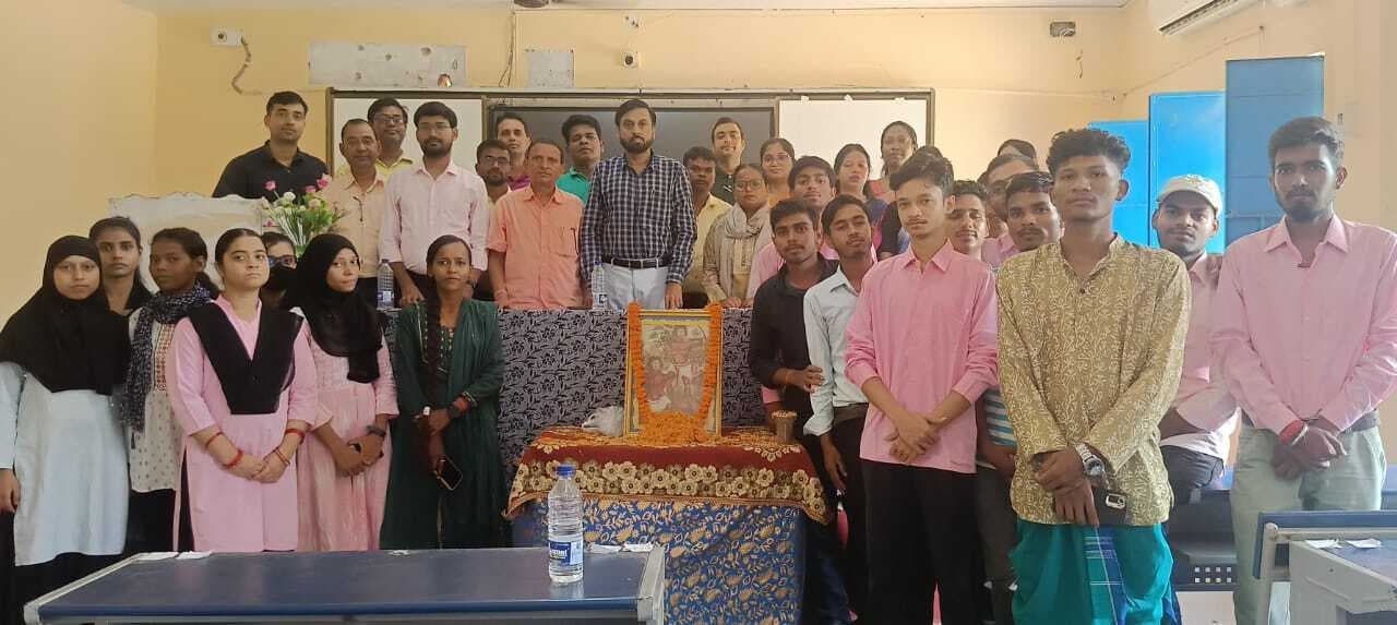 छात्र-छात्राओं ने सिदो कान्हू की तस्वीर पर माल्यार्पण कर किया नमन