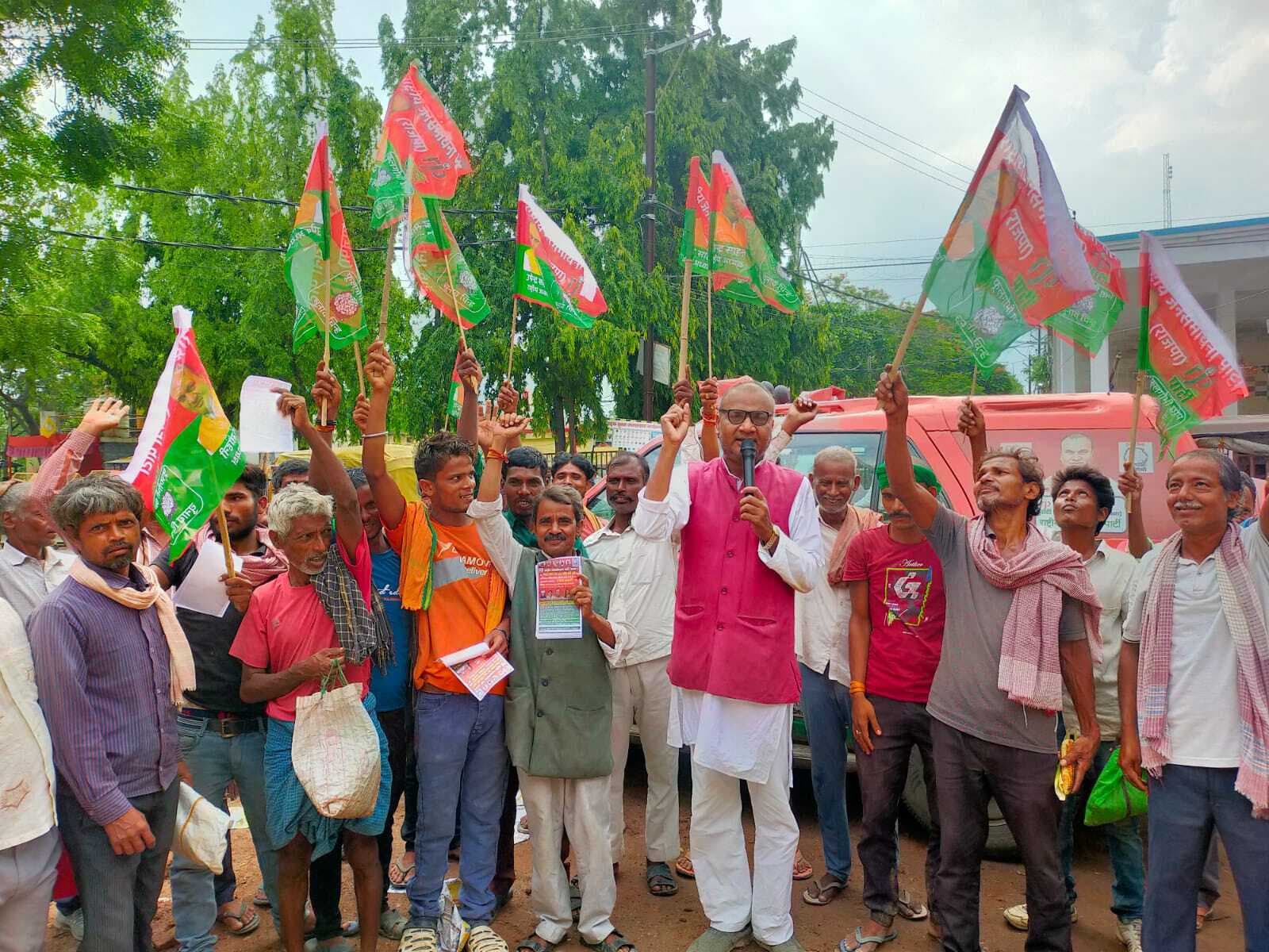 सदस्यता रथ लेकर गांव-गांव पहुंचे राजपा नेता, डबल इंजन सरकार पर बोला हमला
