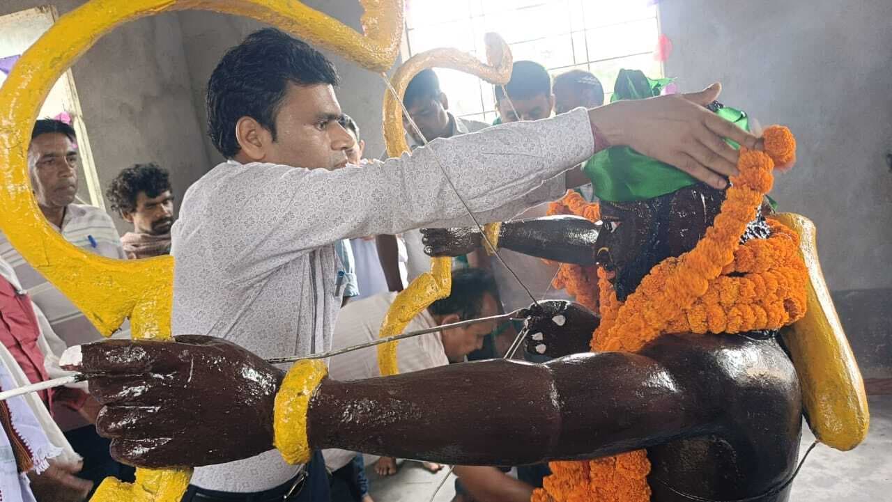 बीडीओ ने सिदो-कान्हू की प्रतिमा को किया नमन