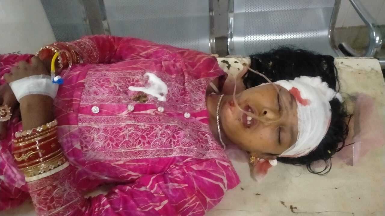 सड़क हादसे में पति की मौत, पत्नी गंभीर रूप से घायल