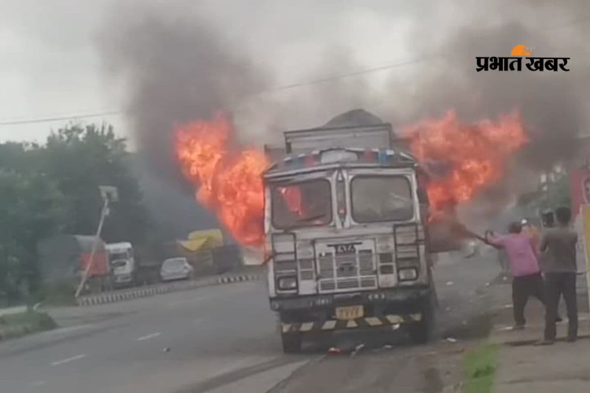 Jharkhand News: टाटा से रांची जा रहे ट्रक में अचानक लगी आग, बाल-बाल बचा ड्राइवर