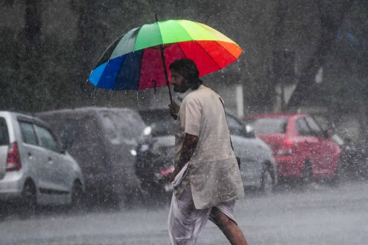 Rain Alert: मुंबई सहित इन इलाकों में भारी से बहुत भारी बारिश, IMD ने रेड अलर्ट जारी किया