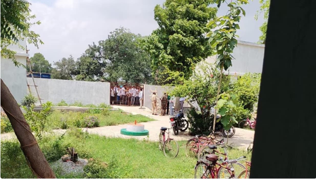 Bihar School: स्कूल ड्रेस में नहीं आए तो 12वीं की परीक्षा में नहीं मिली एंट्री, छात्रों का हंगामा