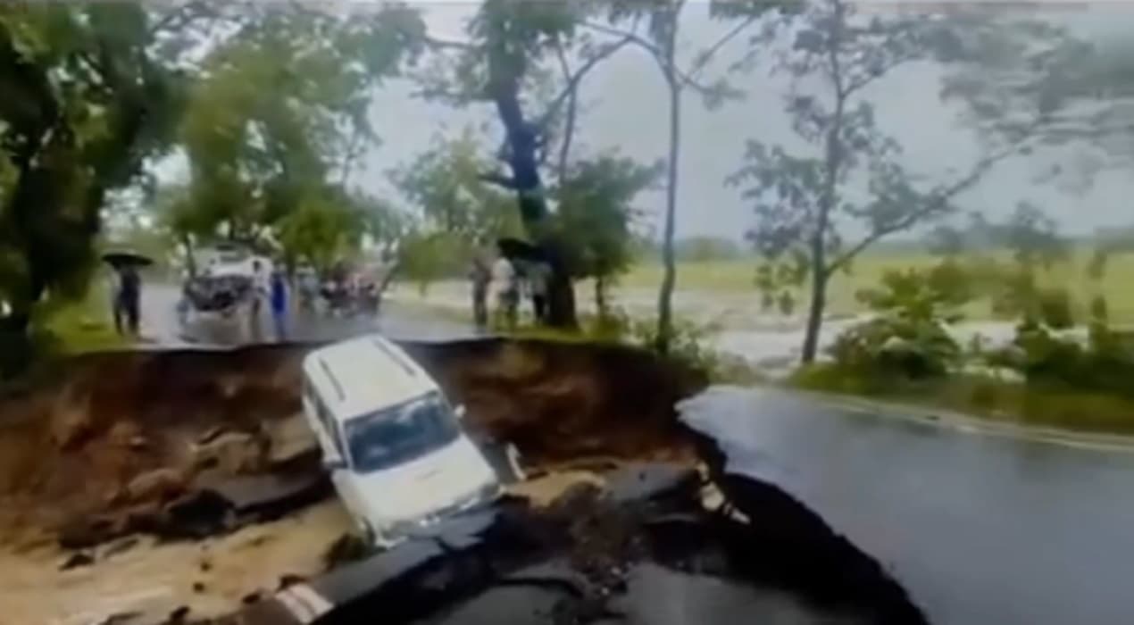 Bihar News: पहली ही बारिश में धंस गयी सड़क, किशनगंज में बाल-बाल बची स्कॉर्पियो