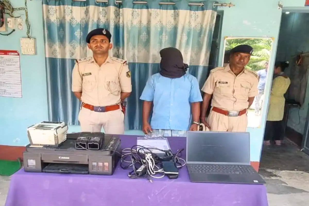 भारत-नेपाल बॉर्डर पर फर्जी आधार कार्ड रैकेट का भंडाफोड़, बांग्लादेशी घुसपैठियों को बनवा रहे थे भारतीय पहचान पत्र