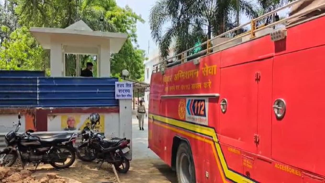 Patna News: जेडीयू MLC संजय सिंह के आवास में लगी आग, मौके पर पहुंचीं फायर ब्रिगेड की कई गाड़ियां