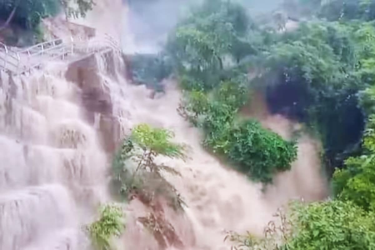 Kakolat Waterfall Video: ककोलत वाटरफॉल में अचानक आई भीषण बाढ़, तेज बहाव से कुंड के आसपास बनी खतरनाक स्थिति…