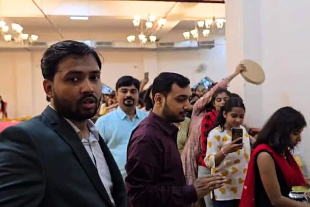 Photos: Khan Sir ने लड़कियों के लिए बनवा दिए 151 आइटम, रिसेप्शन में खुद खिलाया खाना, देखें तस्वीरें