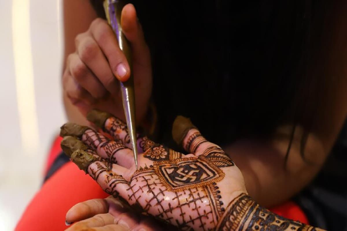 Latest Mehndi Design For Bridesmaids: बन्नो की सहेली के लिए ऐसे डिजाइन, जिसे मुड़ कर देखेगा हर कोई उनके हाथ