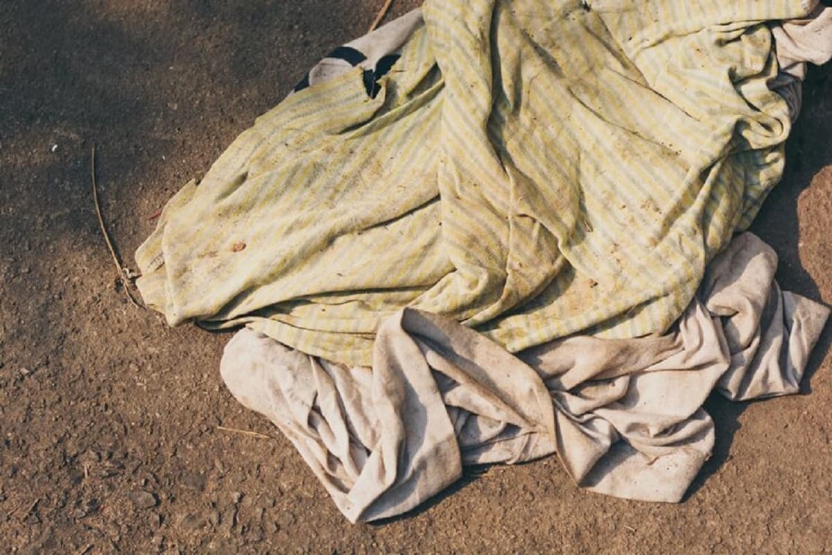 Side effects of wearing torn clothes: आराम के चक्कर में अगर पहनते हैं पुराने कपड़े, तो हो जाइए सावधान वरना होगा बड़ा नुकसान