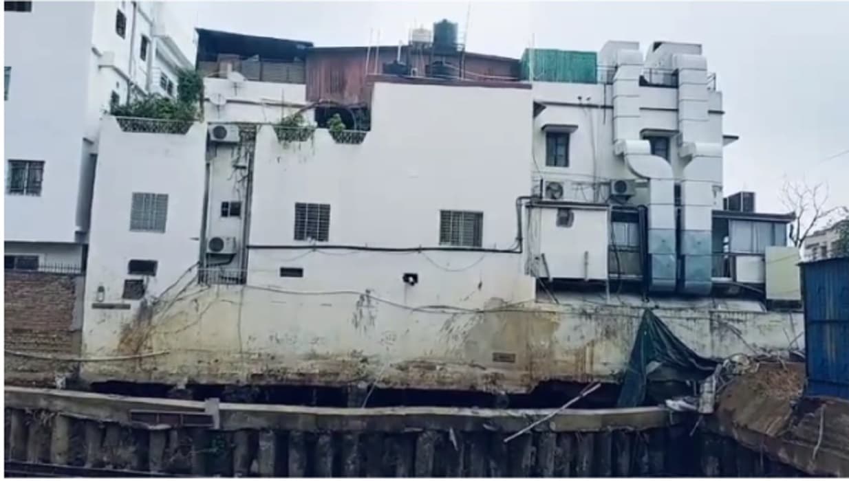 Patna News: बोरिंग रोड में मकान धंसने के मामले में बड़ी कार्रवाई, बिल्डर और आर्किटेक्ट के खिलाफ FIR