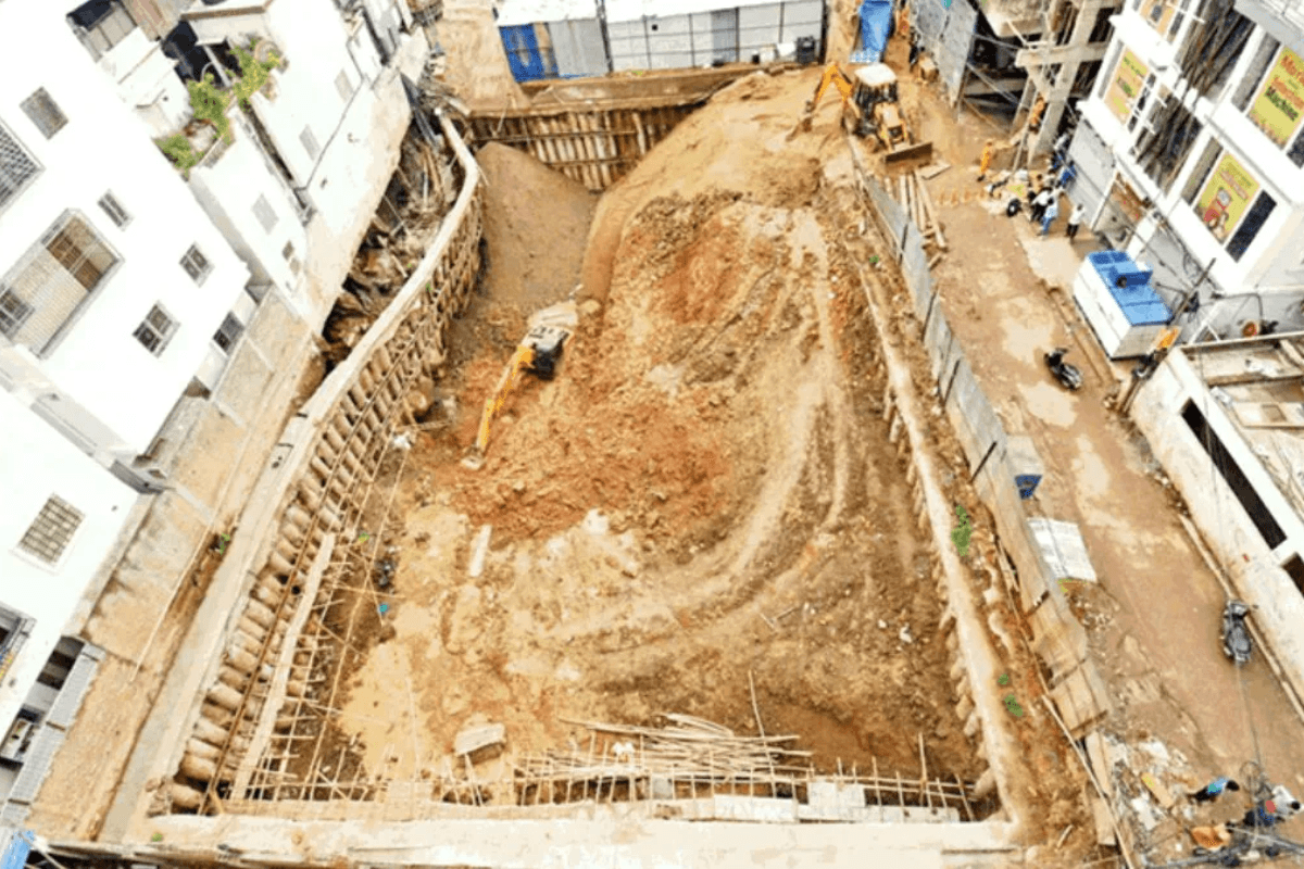 Patna News: बिना नक्शा पास कराए बिल्डर ने खुदवाया 30 फीट गड्ढा,  कई घरों की हिल गई नींव