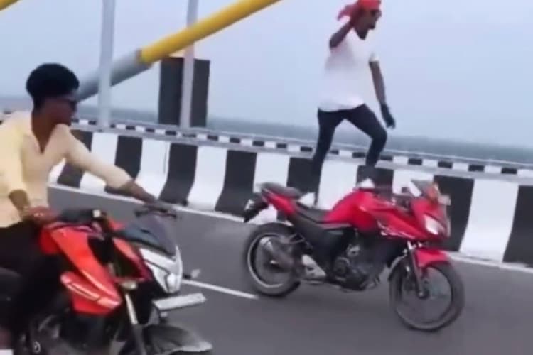 Viral Video: पटना के नए सिक्स लेन ब्रिज पर खतरनाक स्टंट का वीडियो देखिए, चलती बाइक पर सीधा खड़ा है युवक