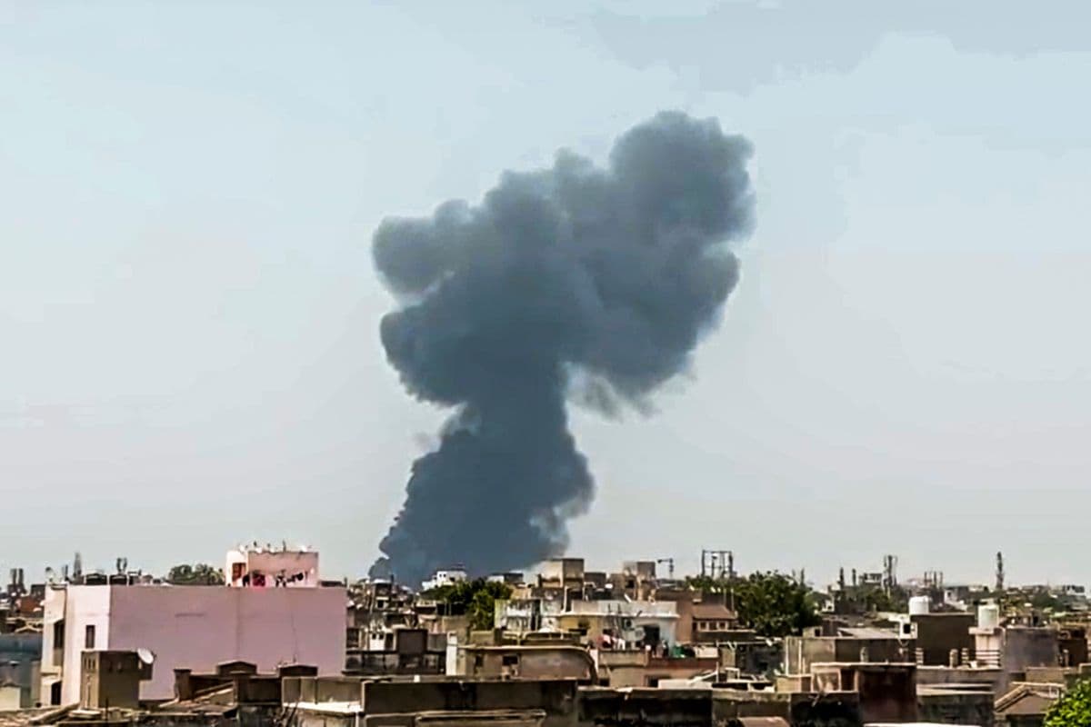 Ahmedabad Plane Crash Video: दुर्घटनाग्रस्त होते ही धू-धू कर जल उठा एयर इंडिया का विमान, गृह मंत्री अमित शाह ने गुजरात के CM से की बात