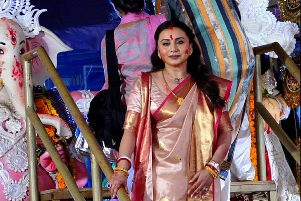 Lal Safed Saree: आखिर बंगाल में क्यों महिलाओं की पहली पसंद होती हैं सफेद लाल बॉर्डर की साड़ी 