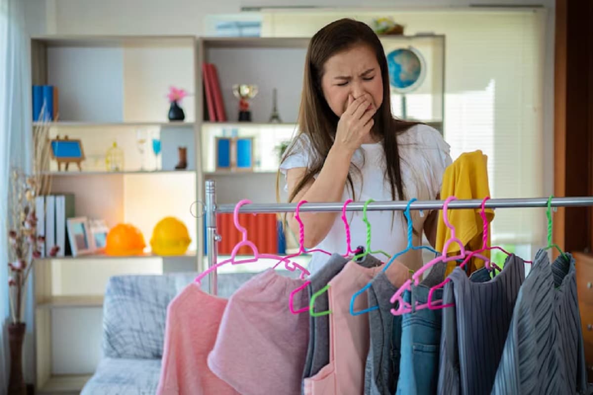 भीगे कपड़ों के बदबू से हैं परेशान, तो किचन के इन चीजों से निकालें समाधान 