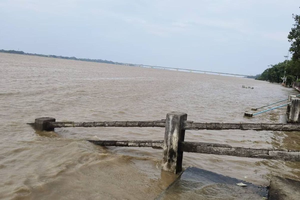गंगा नदी के बढ़ते जलस्तर को लेकर अलर्ट पर प्रशासन, घाटों पर सुरक्षा इंतजाम के साथ कई निर्देश जारी