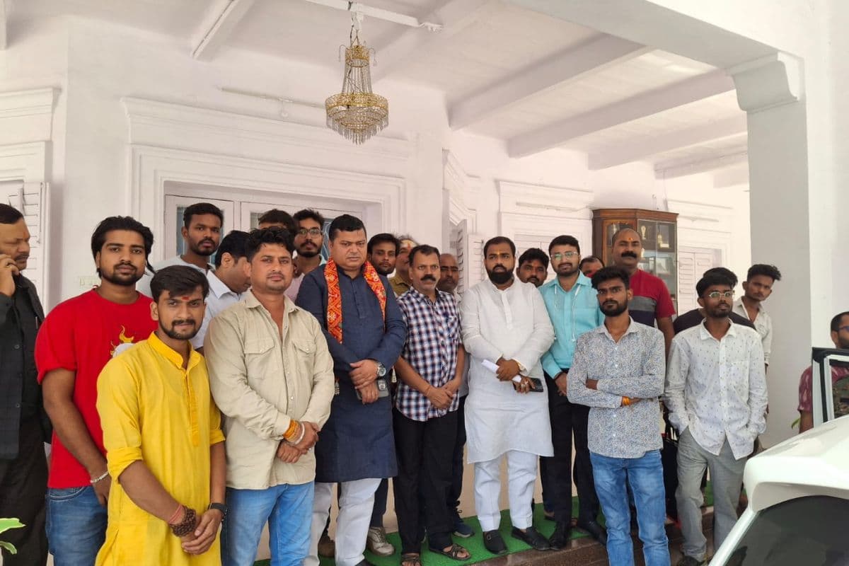 केंद्रीय जल शक्ति राज्य मंत्री डॉ. राजभूषण चौधरी के साथ कांवरिया स्वयंसेवकों की हुई बैठक