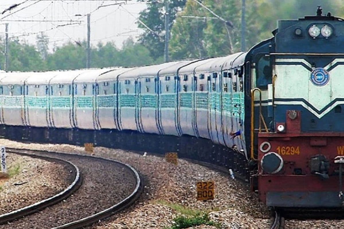 रील बनाते वक्त ट्रेन से गिरा युवक, सामने से आ रही ट्रेन से दोनों पैर कटने पर मौत