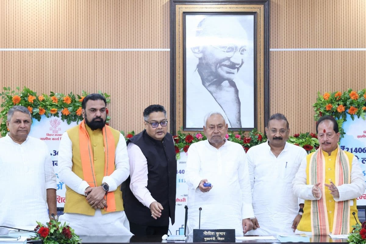 Nitish Kumar Gift: बिहार को सीएम नीतीश ने दिया एक और बड़ा तोहफा, 11,346 पथों और 730 पुलों का किया शिलान्यास