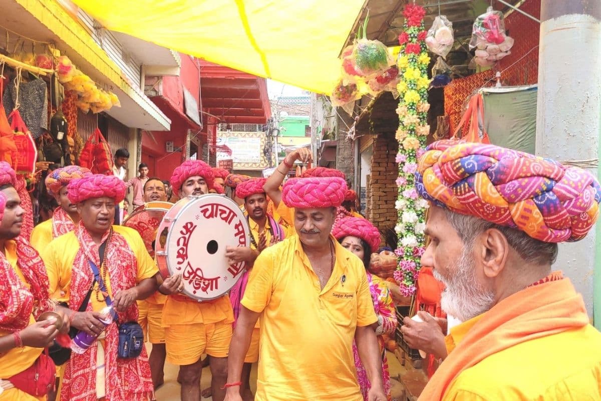 सोमवारी पर अजगैबीनगरी में उमड़ा कांवरियों का महासैलाब, कई रूप धारण कर बाबाधाम जा रहे हैं कांवरिये
