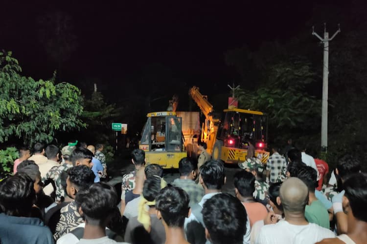 हाजीपुर में भीषण सड़क हादसा, दो ट्रकों की टक्कर के बाद लगी आग, जिंदा जल गए तीन लोग