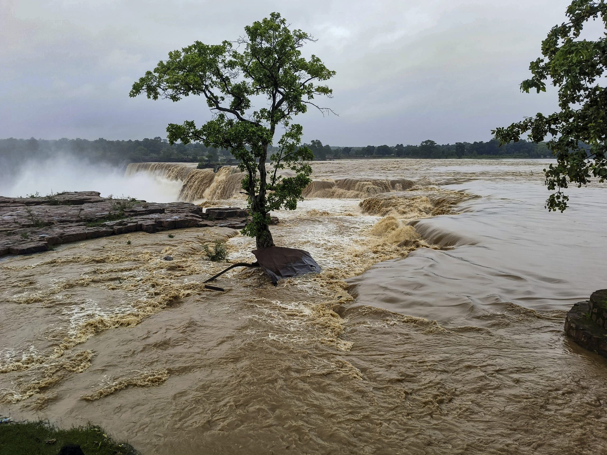 मानसून का कहर: हिमाचल में आफत की बारिश, बादल फटने से पूरा परिवार लापता, 10 महीने की बच्ची जिंदा बची