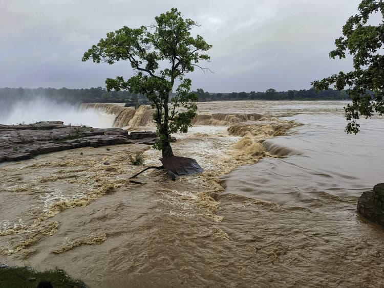 मानसून का कहर: हिमाचल में आफत की बारिश, बादल फटने से पूरा परिवार लापता, 10 महीने की बच्ची जिंदा बची