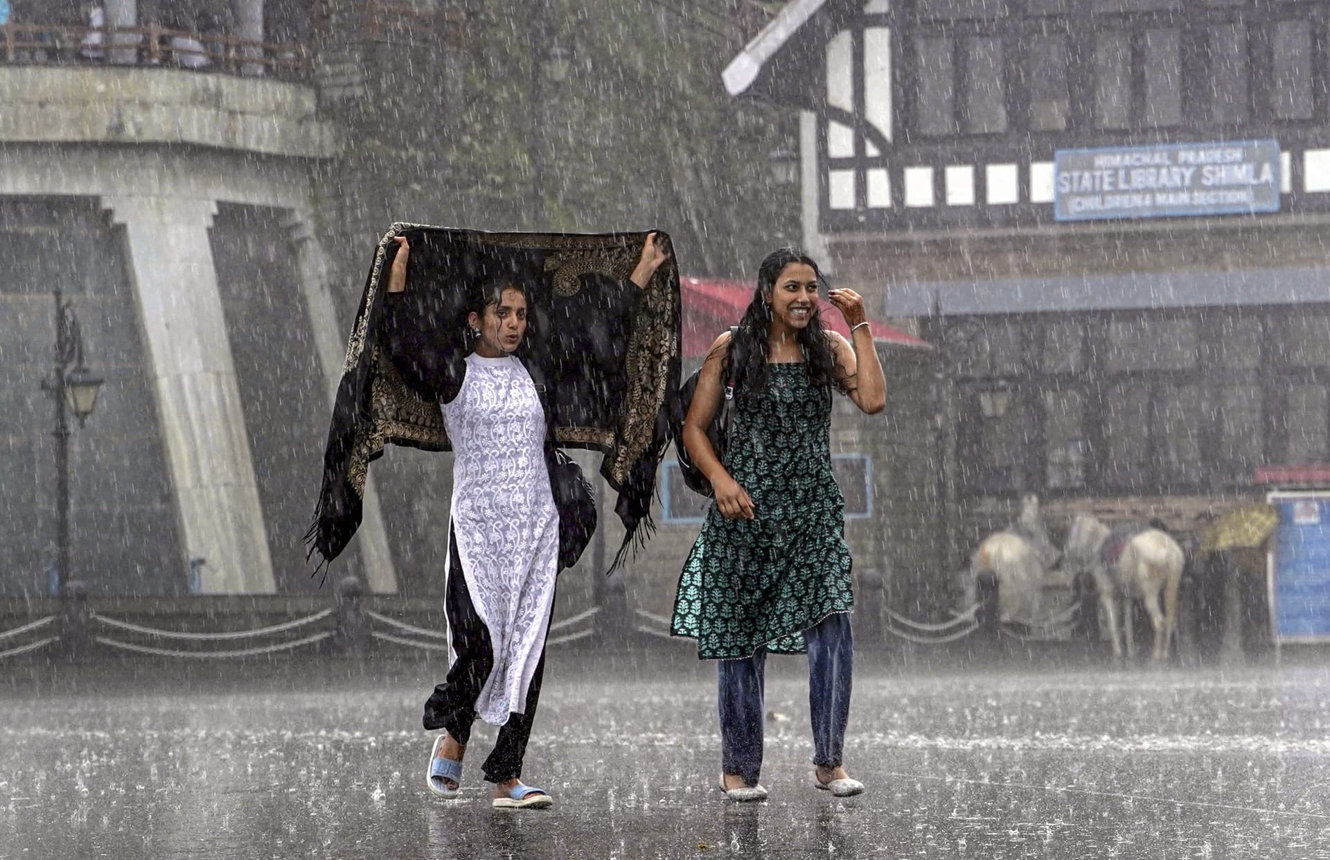 Bihar Weather: दो दिनों की बारिश में तैरने लगा पटना, बिहार के जमुई, नवादा समेत 7 जिले में येलो अलर्ट Bihar Weather: दो दिनों की बारिश में तैरने लगा पटना, बिहार के जमुई, नवादा समेत 7 जिले में येलो अलर्ट