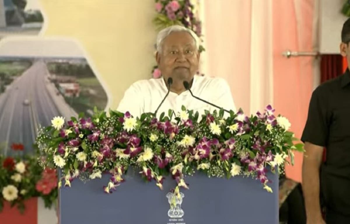 CM Nitish Speech: मोतिहारी में पीएम के सामने सीएम नीतीश ने युवाओं को नौकरी-रोजगार देने की दोहराई बात, विपक्ष पर बरसे