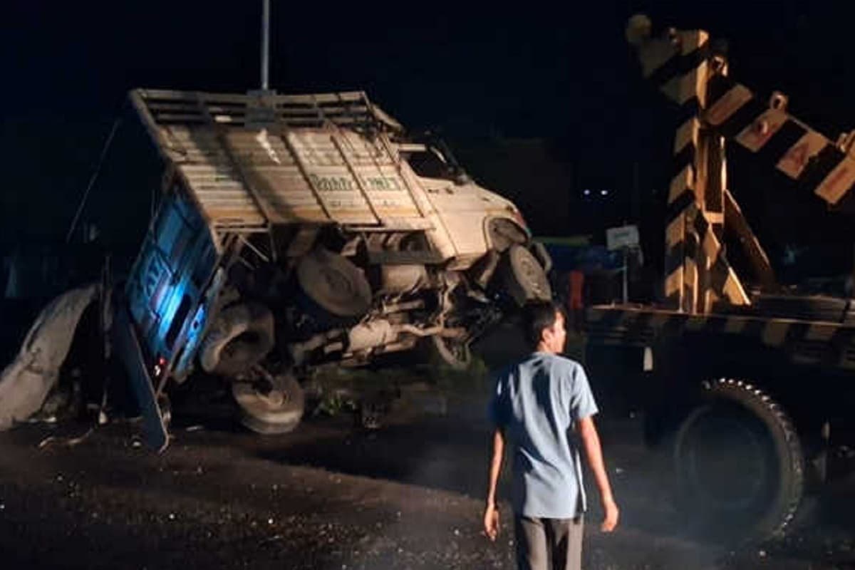 Ranchi News: टाटा-रांची रोड पर बड़ा हादसा, सरसों तेल लदा ट्रक पलटा, ग्रामीणों में मची तेल लूटने की होड़