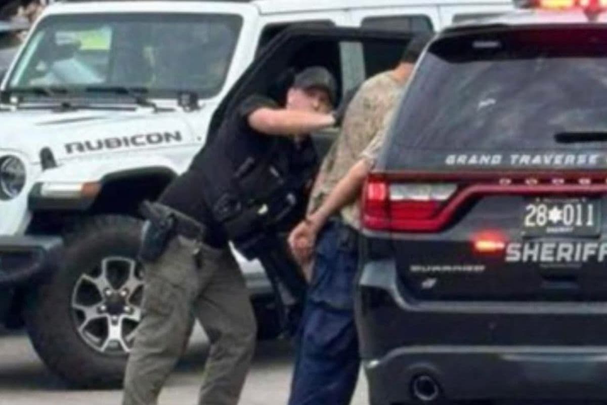 America Walmart Mall: मॉल में घुसकर शख्स ने बेरहमी से लोगों पर चाकू से किया हमला, 11 घायल