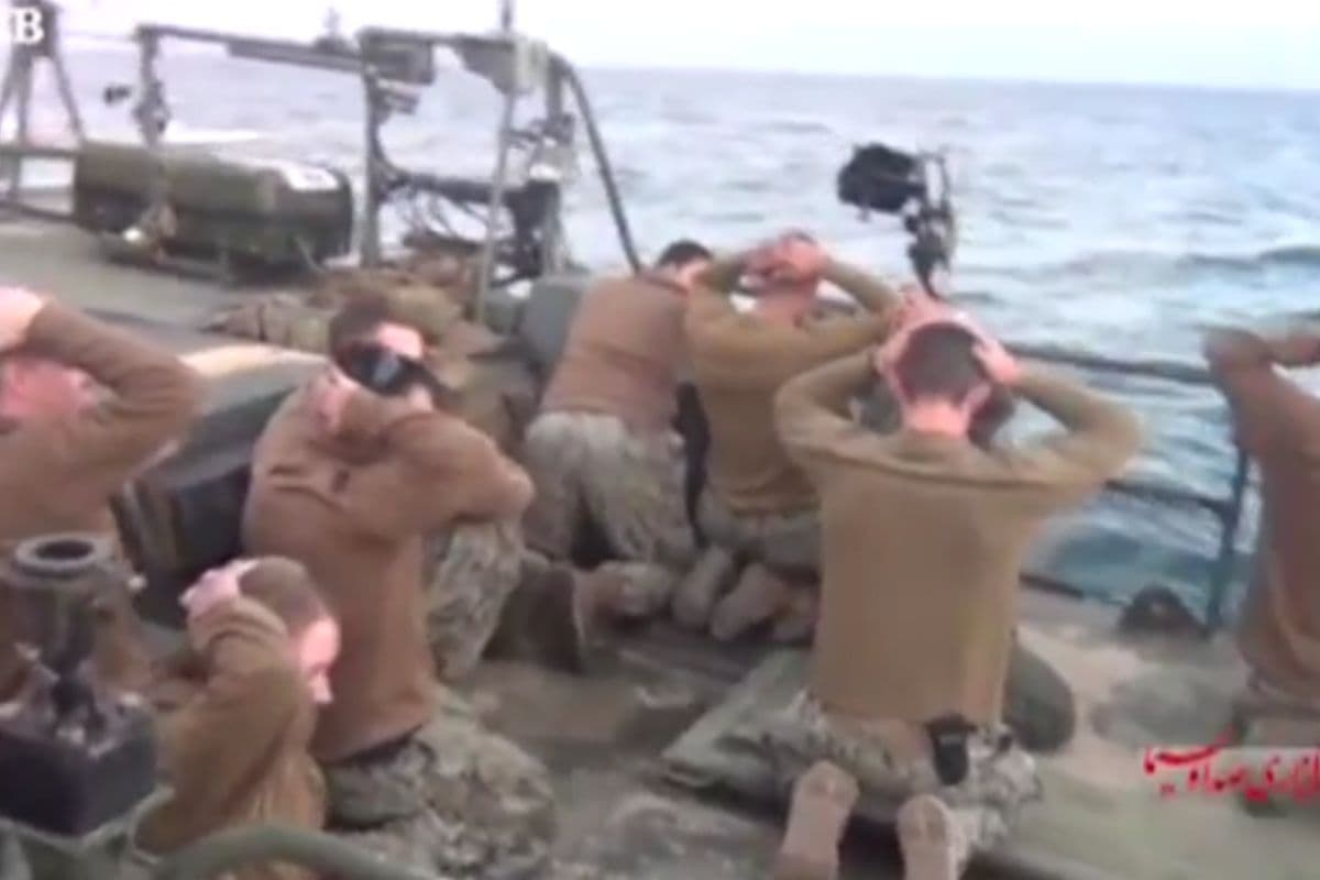 ईरानी फौज के सामने घुटने पर बैठ रोने लगे अमेरिका के सैनिक, देखें 49 सेकेंड का वीडियो