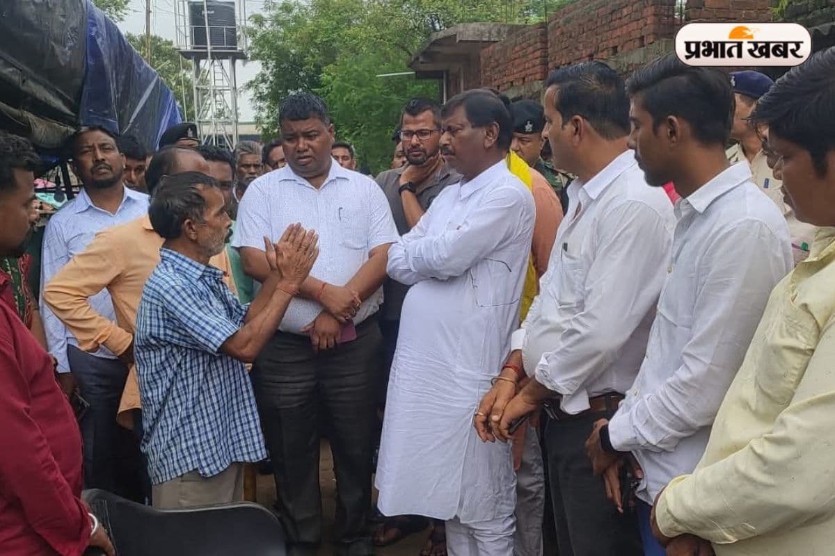 Kharsawan News: नाले में डूबने से चार युवकों की मौत, परिजनों से मिलने पहुंचे अर्जुन मुंडा