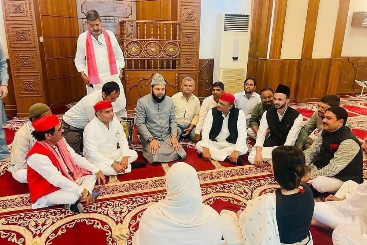 अखिलेश ने की मस्जिद में मीटिंग, डिप्टी सीएम ब्रजेश ने बताया नमाजवादी, सपा मुखिया बोले- ‘बीजेपी का हथियार धर्म’