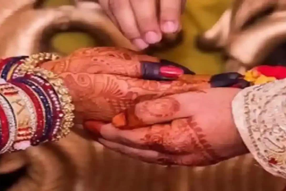 BPSC Teacher: पटना में गर्लफ्रेंड से मिलने पहुंचे थे शिक्षक, गांववालों ने मंदिर में करवा दी शादी