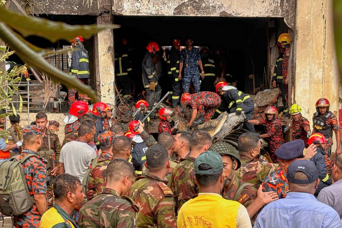 Bangladesh Plane Crash Video : चीन से टूटा बांग्लादेश का भरोसा? विमान हादसे का भयावह वीडियो देखें