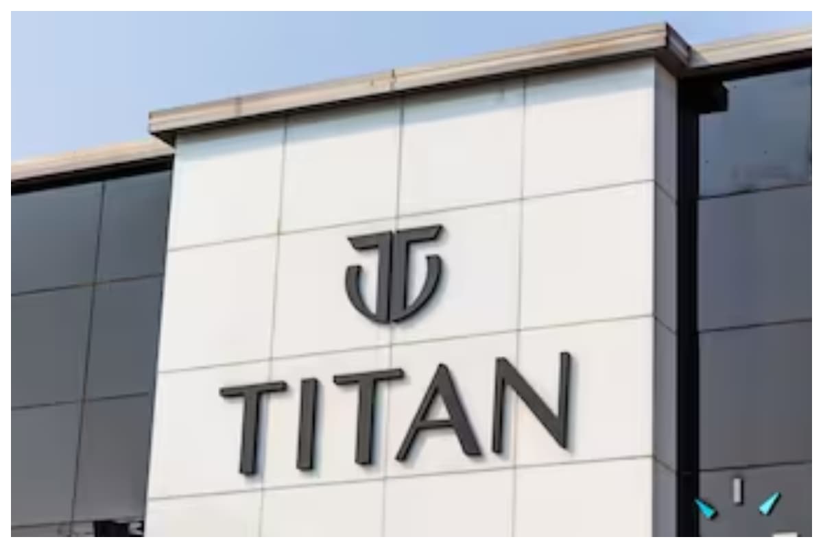 Titan Share Price: टाटा के इस स्टॅाक में आईं भारी गिरावट, देखें कितने पर कर रहा है ट्रेड