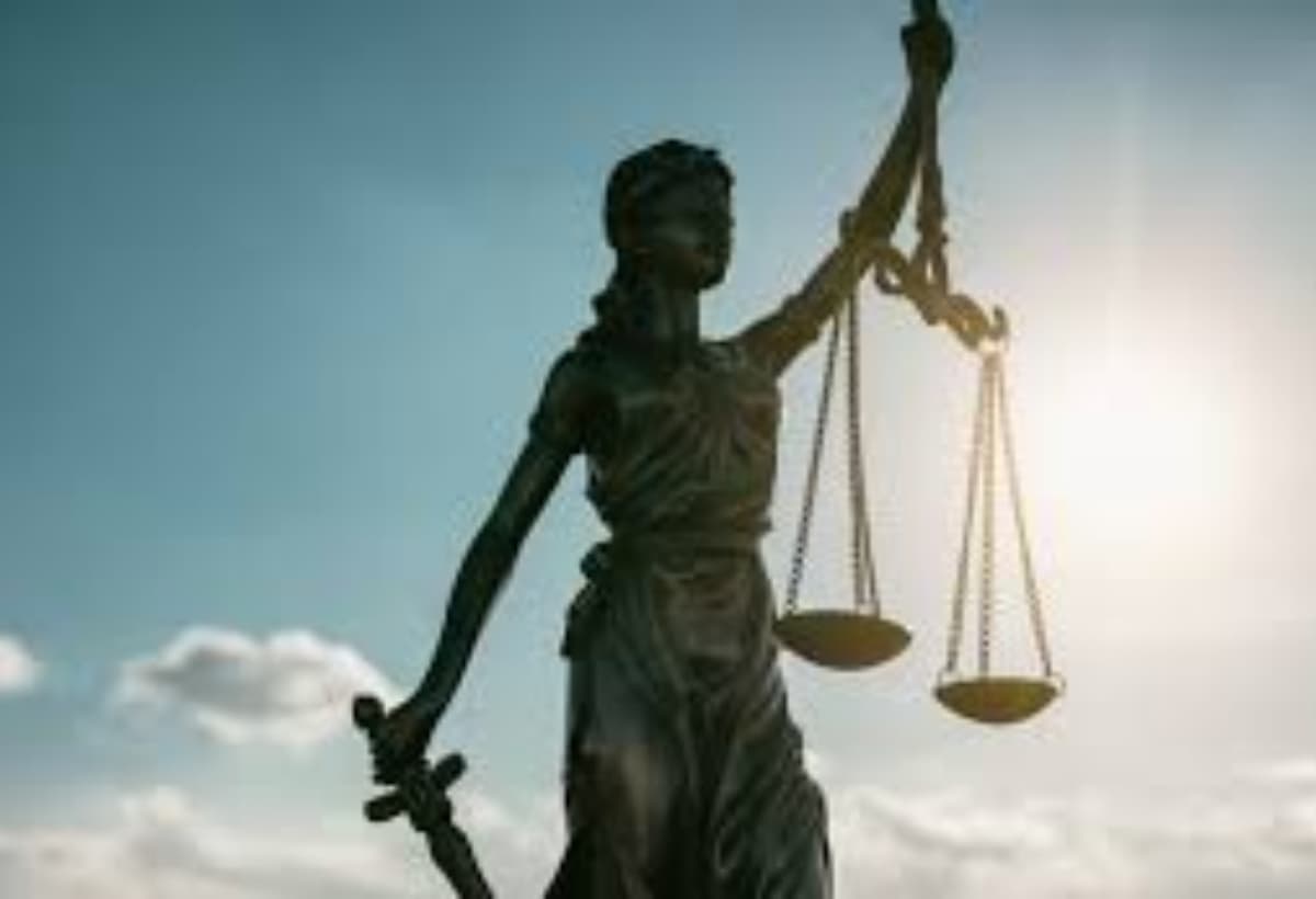 सोशल मीडिया पर बिना अनुमति तस्वीर शेयर करना बना जुर्म, जानें कितनी मिल सकती है सजा