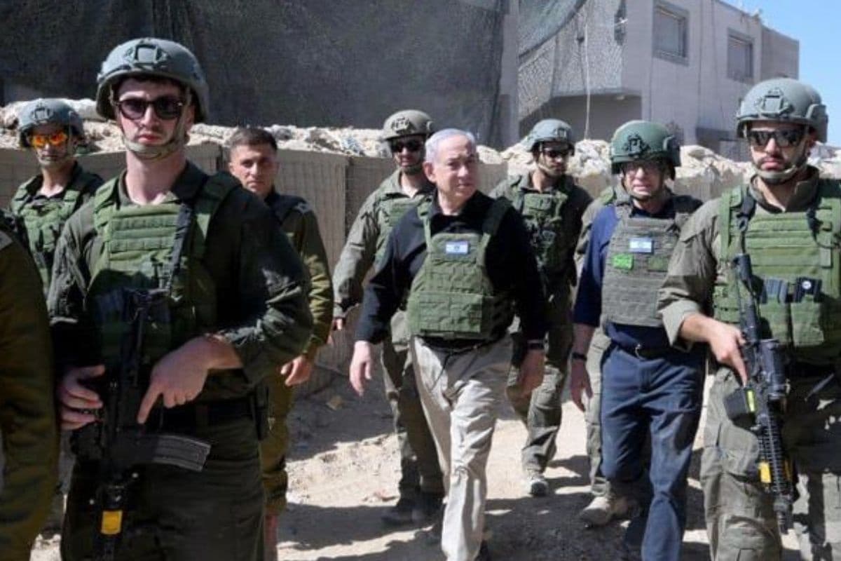 Benjamin Netanyahu photo with solder