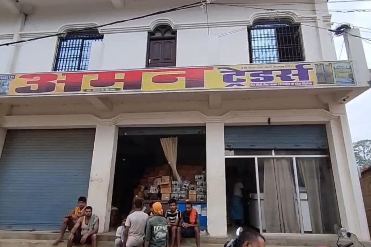 Bihar: मोतिहारी में किराना व्यवसायी की गला रेतकर हत्या, दुकान में सोते वक्त अपराधियों ने दिया वारदात को अंजाम