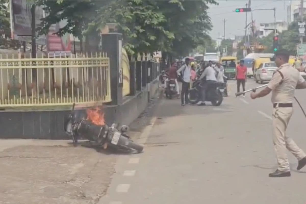 Bihar: सासाराम में कलेक्ट्रेट ऑफ़िस के सामने आग की लपटों में घिरी बाइक, GT रोड पर दिखा खौफनाक मंजर