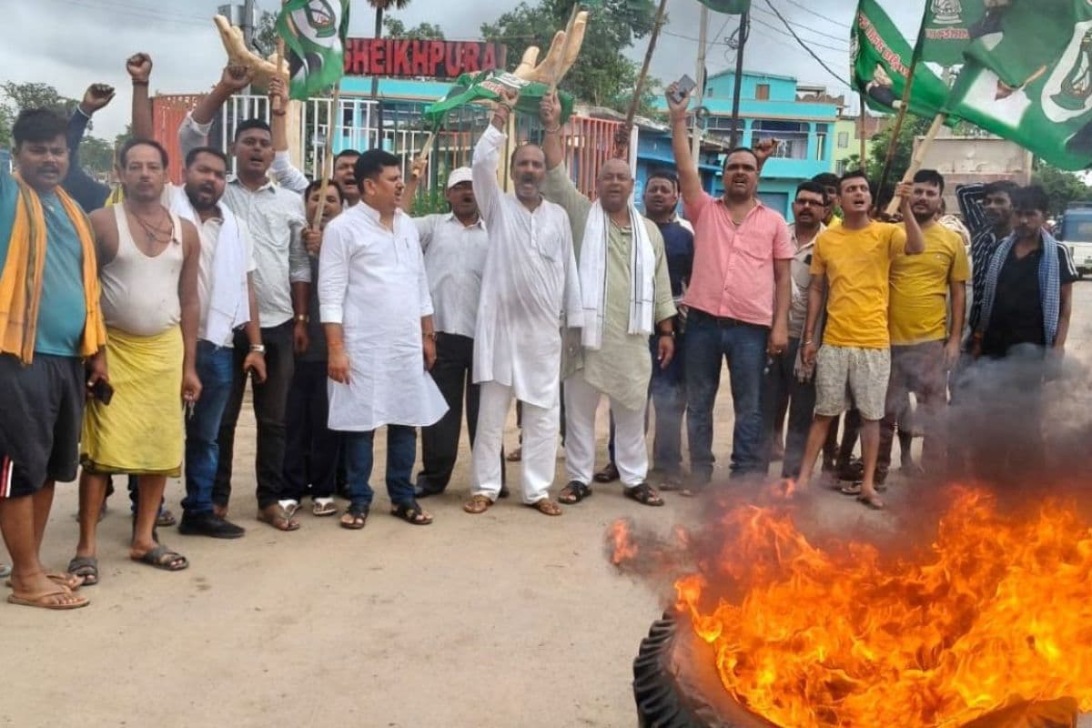 Bihar Band: बाढ़ से शेखपुरा तक दिखा बंद का असर, NH-31 जाम कर प्रदर्शन