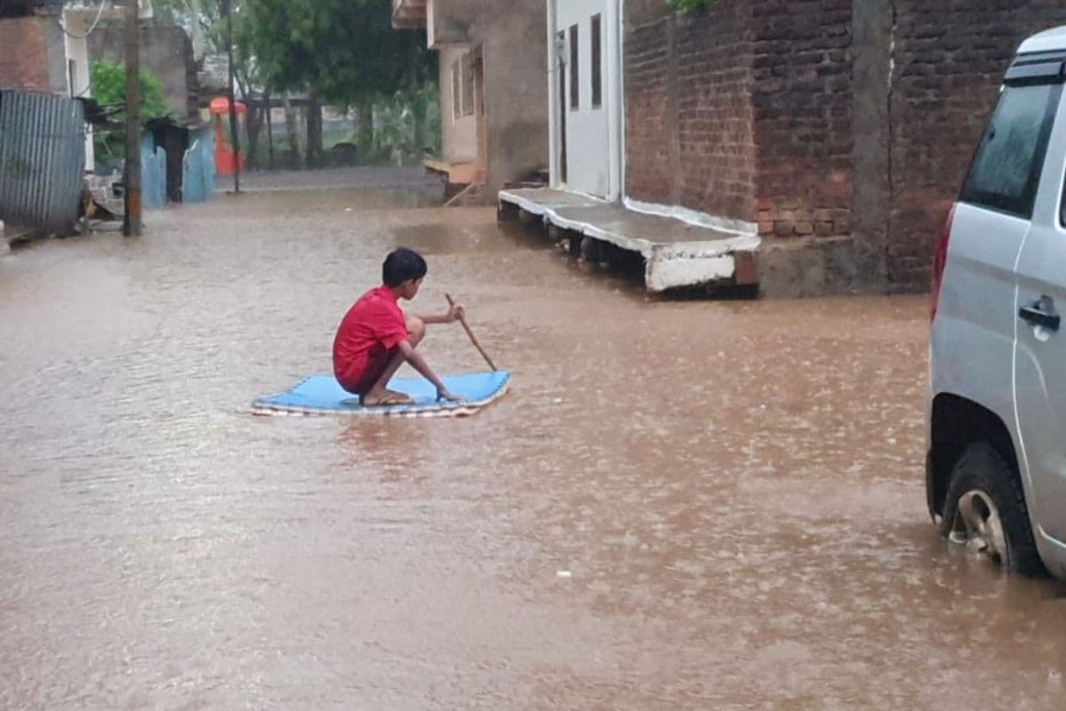 Bihar Flood Alert: बाढ़ की दस्तक के बाद हरकत में आया विभाग, भागलपुर के ग्रामीण सड़कों को बचाने की तैयारी शुरू
